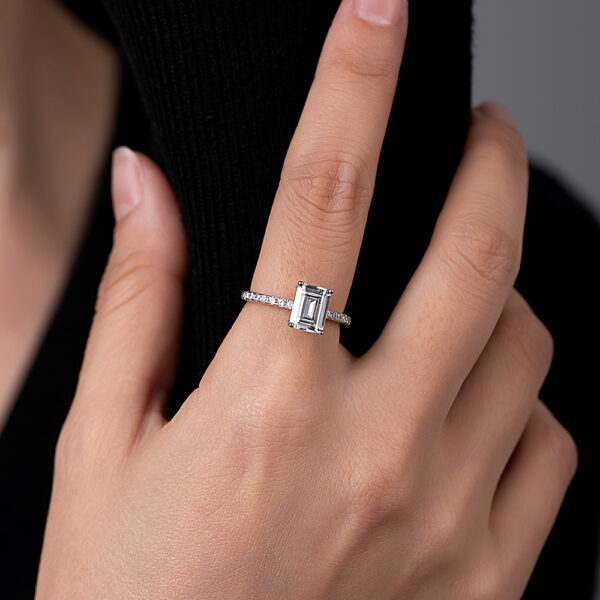 bague en argent (solitaire) à chaton rectangulaire et une pierre synthétique incolore