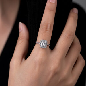 Bague avec pierre centrale de taille émeraude en zircone