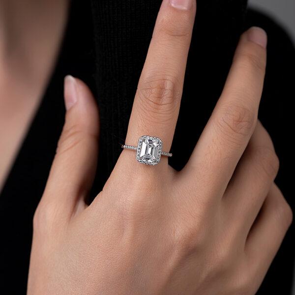 Bague avec pierre centrale de taille émeraude en zircone