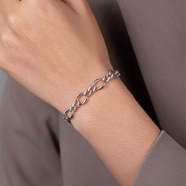 bracelet à maillons ovales avec des maillons sertis et d'autres sans