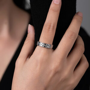 bague ruban guilloché sertie