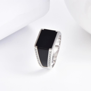 bague à motif romain et émail noir
