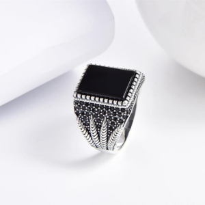 bague à griffes et pierres noires