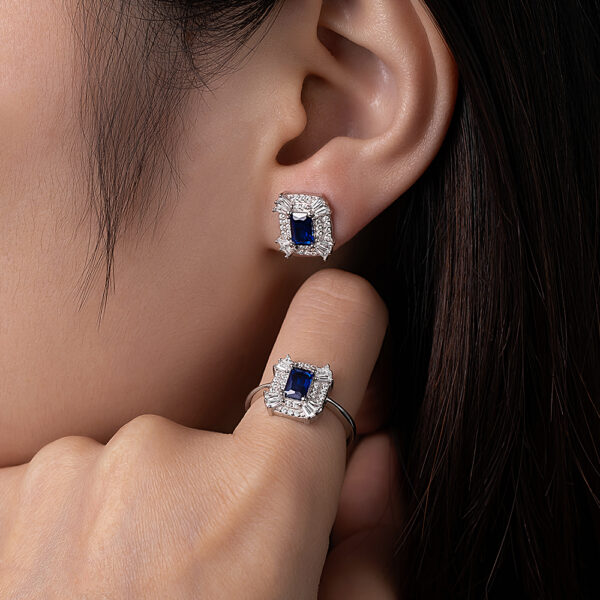 bague et boucle de styke victoriens de forme carrée avec pierre centrale bleu entourée de petites pierres en zircone