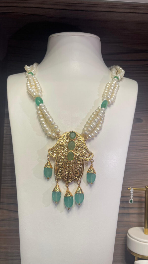 collier khmissa avec pierres naturelles et mejdoul