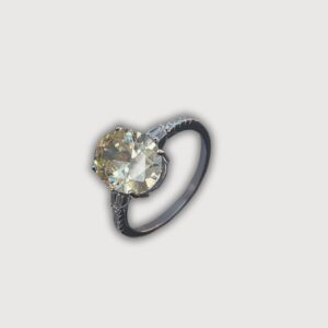 bague à pierre centrale jaune