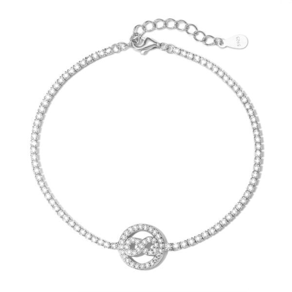 gourmette avec infinity model au milieu et un cercle qui l'entoure la gourmette comporte des pierres tout au long du poignet